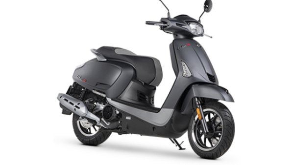 Предлага се във версии от 50 кубика, подходящи за най-малките, до 125 кубика. Тайванският Kymco не крие благодарността си за стила на Vespa, предложен отново без преувеличение и с по-малко криволичещи и по-ъгловати форми. 

Оборудването включва преден LED фар, интегриран в кормилото и с квадратни форми. Ако 50 се предлага в една версия, започваща от 2490 евро, Like 125 тръгва от 2990 евро в базовото и спортното ниво на оборудване. Разликите са по същество естетически.